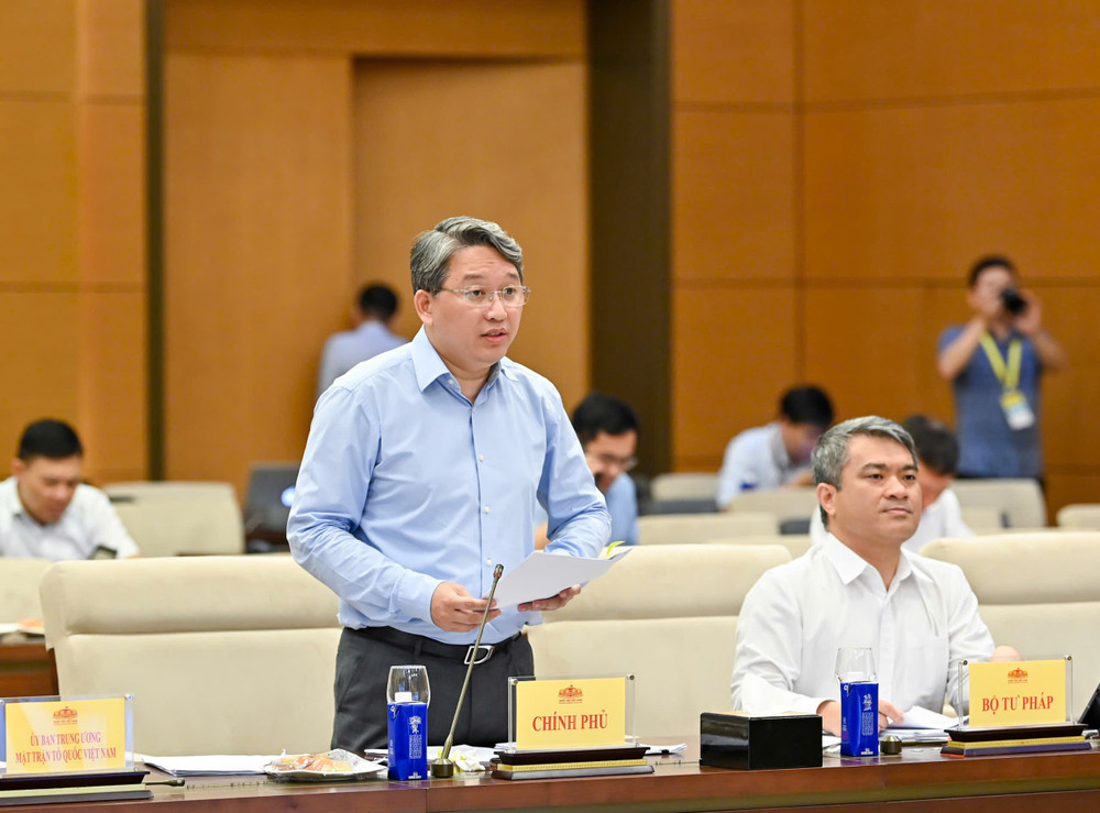 Bộ trưởng Tư pháp Nguyễn Hải Ninh trình bày báo cáo về xây dựng luật tại phiên họp Ủy ban Thường vụ Quốc hội. (Ảnh: DUY LINH) z6732286152882-f3f2a52ef21e1c192f0a3c9699f23893.jpg