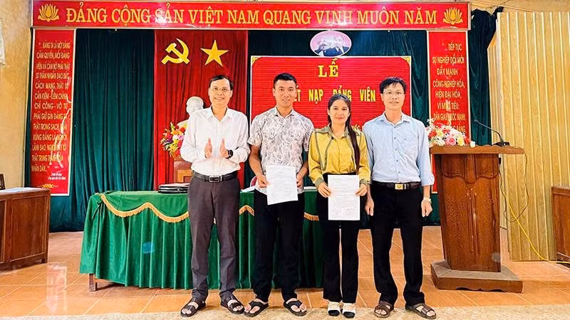 Quần chúng ưu tú Kha Văn Tú và Lương Thị Kim trong Lễ kết nạp Đảng vào tháng 5/2025. (Ảnh: Đoàn xã thị trấn Thạch Giám)