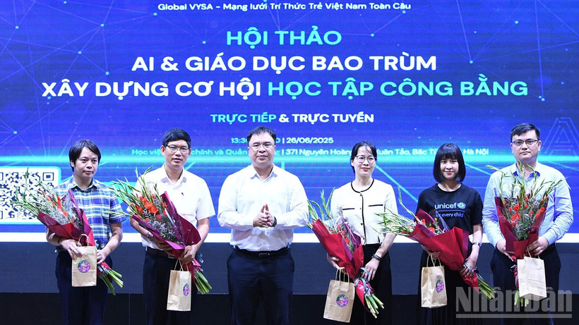 Ban tổ chức tặng hoa các diễn giả và đại diện các đơn vị liên quan của Hội thảo.