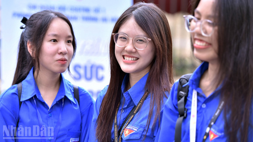 Tình nguyện viên của thành phố Hà Nội có mặt từ sáng sớm tại các điểm thi.