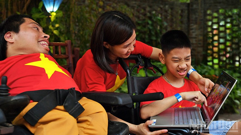 Thanh niên khuyết tật say mê tìm hiểu khoa học-công nghệ.