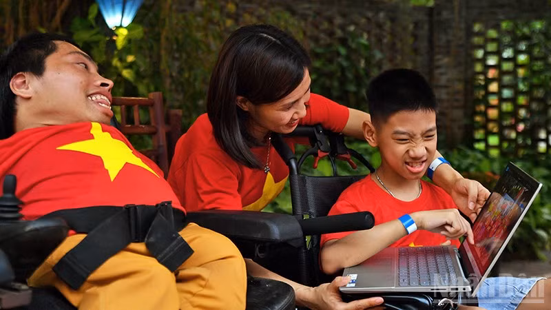 Thanh niên khuyết tật say mê tìm hiểu khoa học-công nghệ.