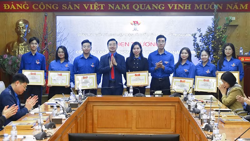 Thường trực Đoàn Thanh niên Mặt trận Tổ quốc, các đoàn thể Trung ương trao Bằng khen tặng các tập thể, cá nhân xuất sắc.