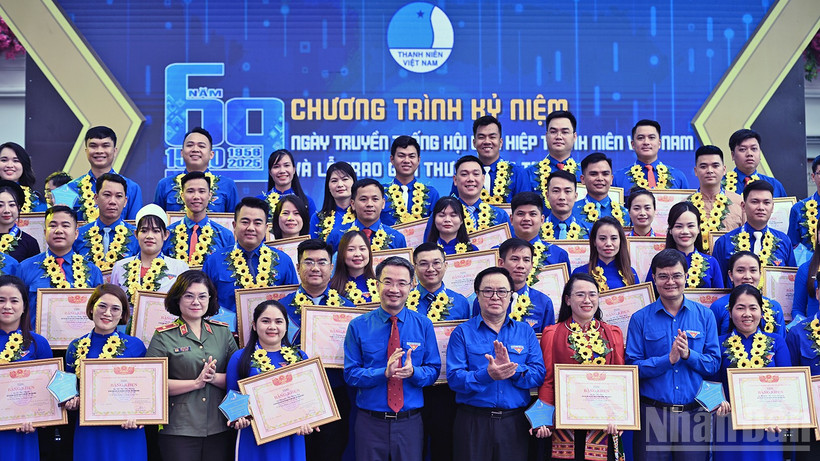 Những thủ lĩnh thanh niên giành Giải thưởng "15 tháng 10" năm nay cùng đại diện Trung ương Đoàn, Trung ương Hội Liên hiệp Thanh niên Việt Nam và các ban, bộ, ngành, đoàn thể.