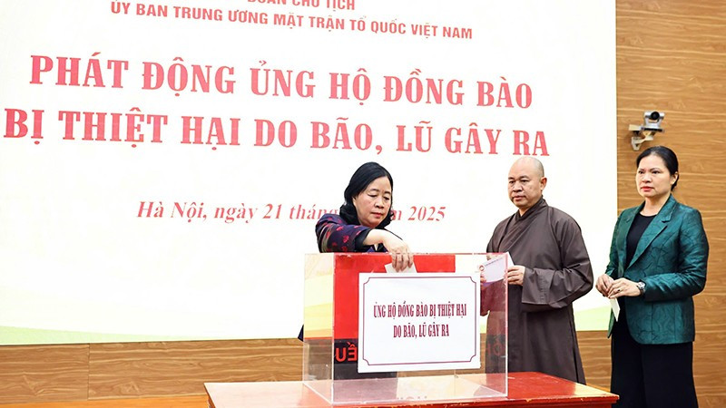 Đồng chí Bùi Thị Minh Hoài, Ủy viên Bộ Chính trị, Bí thư Trung ương Đảng, Chủ tịch Ủy ban Trung ương Mặt trận Tổ quốc Việt Nam và các đại biểu ủng hộ đồng bào bị thiệt hại do bão lũ gây ra.