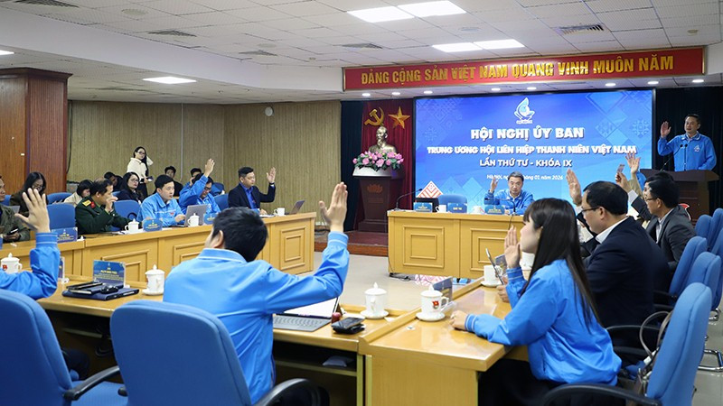 Các đại biểu cho ý kiến bằng hình thức biểu quyết giơ tay tại Hội nghị.