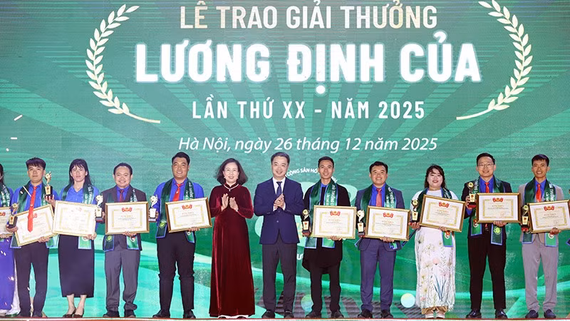 Đại diện Trung ương Đoàn và các đơn vị liên quan trao Giải thưởng Lương Định Của năm 2025 tặng các cá nhân tiêu biểu.