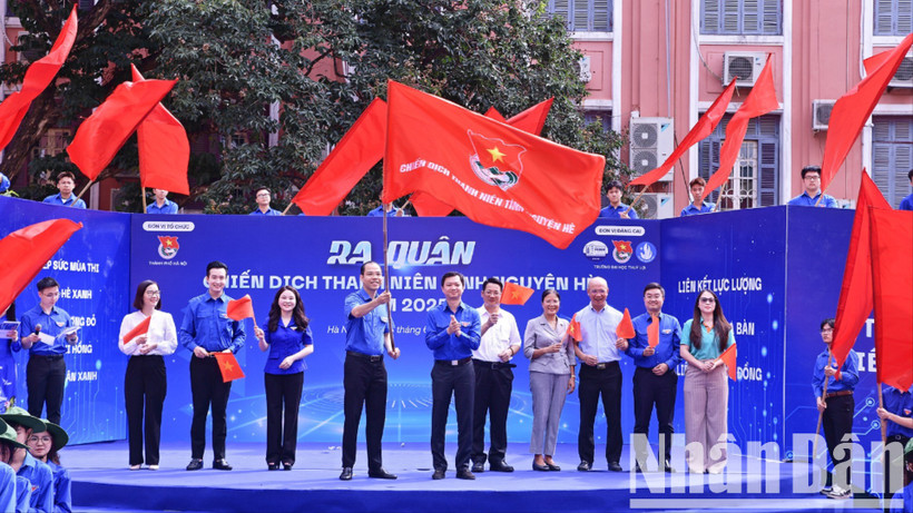 Đại diện Trung ương Đoàn, Thành đoàn Hà Nội và các đơn vị liên quan thực hiện nghi thức khởi động Chiến dịch "Thanh niên tình nguyện hè" năm 2025.
