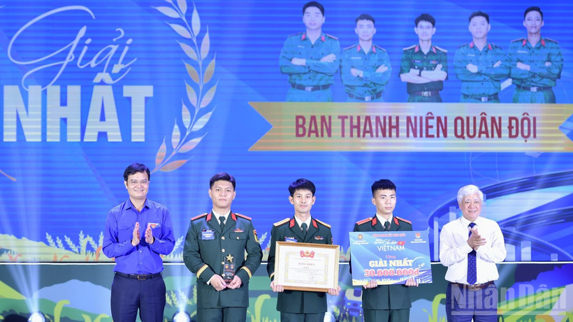 Các đồng chí Đỗ Văn Chiến, Bùi Quang Huy (lần lượt ngoài cùng bên phải và trái) trao giải Nhất tặng đội tuyển Ban Thanh niên Quân đội.
