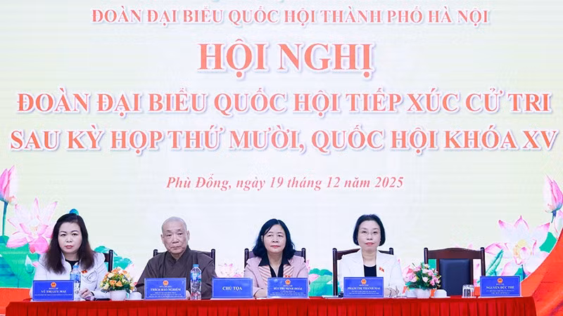 Đồng chí Bùi Thị Minh Hoài (thứ hai từ phải sang) và đại diện Đoàn đại biểu Quốc hội thành phố Hà Nội lắng nghe ý kiến cử tri tại Hội nghị.