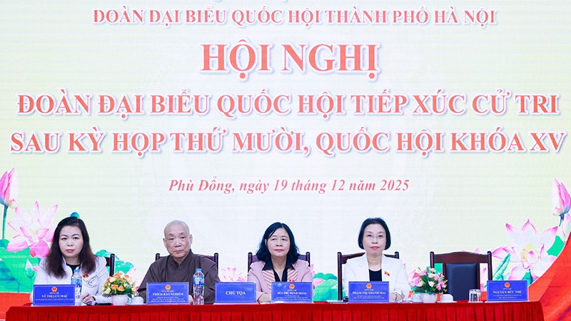 Đồng chí Bùi Thị Minh Hoài (thứ hai từ phải sang) và đại diện Đoàn đại biểu Quốc hội thành phố Hà Nội lắng nghe ý kiến cử tri tại Hội nghị.