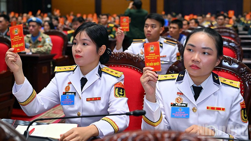 Các đại biểu biểu quyết tại Đại hội.