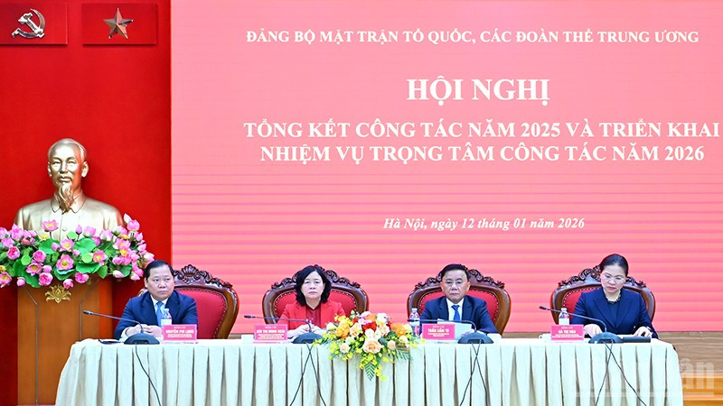 Các đồng chí chủ trì hội nghị.