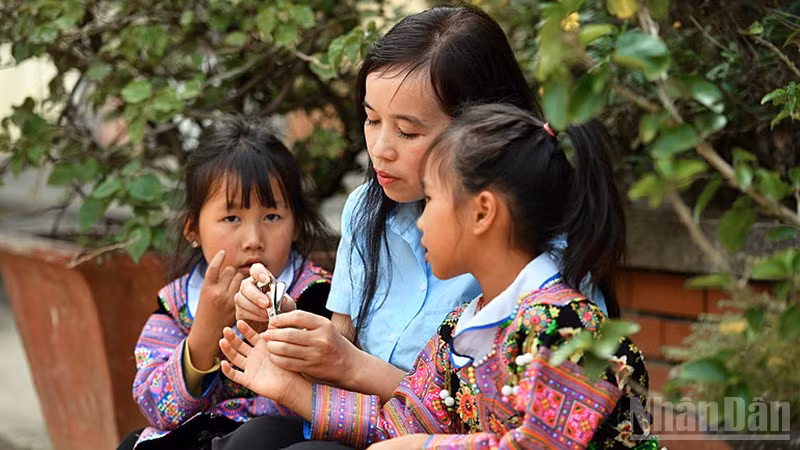 Cô giáo Vì Thị Hằng (Trường tiểu học Lóng Luông, tỉnh Sơn La) chăm sóc học trò trong khuôn viên nhà trường. Cô Hằng là một trong những nhà giáo tiêu biểu được tuyên dương tại chương trình "Chia sẻ cùng thầy cô" năm 2024.