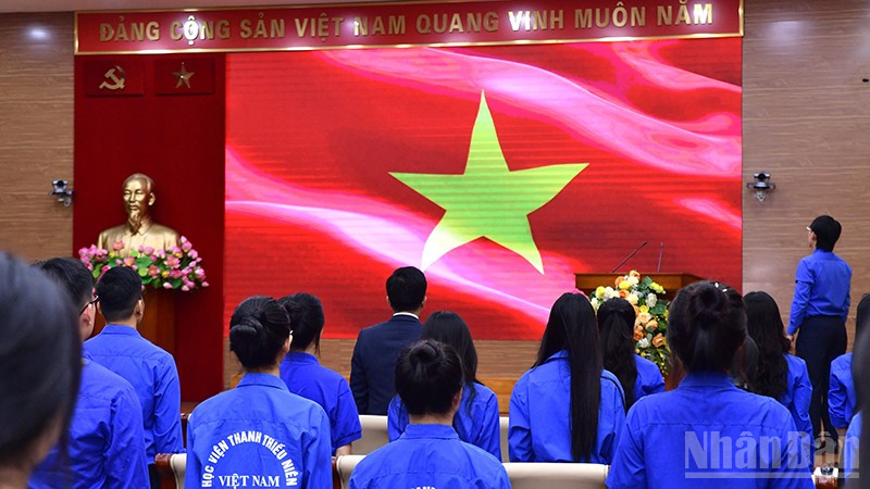 Đoàn viên, thanh niên Mặt trận Tổ quốc, các đoàn thể Trung ương thực hiện nghi thức chào cờ tại buổi lễ.