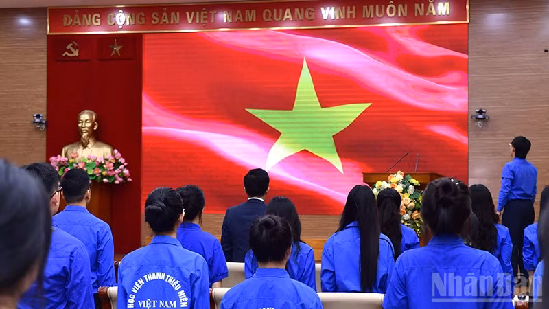 Đoàn viên, thanh niên Mặt trận Tổ quốc, các đoàn thể Trung ương thực hiện nghi thức chào cờ tại buổi lễ.