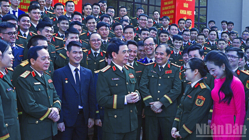 Đại tướng Phan Văn Giang trao đổi về phong trào "Tuổi trẻ sáng tạo" trong quân đội với các đại biểu bên lề chương trình.