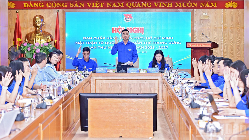 Các đại biểu biểu quyết thông qua một số nội dung làm việc tại hội nghị.