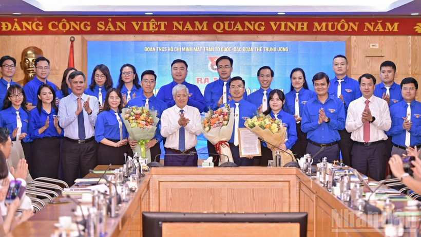 Các đồng chí Đỗ Văn Chiến, Bùi Quang Huy (thứ 6 và 9 từ trái sang, hàng đầu) và đại diện các đơn vị liên quan tặng hoa chúc mừng Ban Chấp hành Đoàn Thanh niên Mặt trận Tổ quốc, các đoàn thể Trung ương giai đoạn 2025-2027.