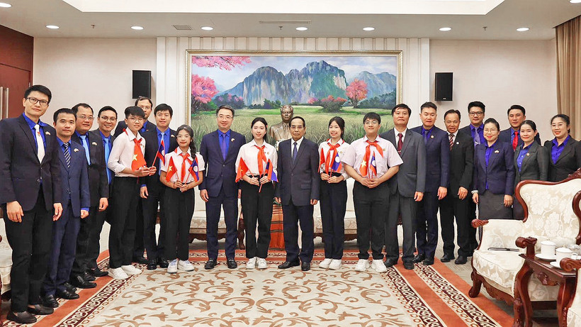 Các đồng chí Bounthong Chitmany, Nguyễn Tường Lâm cùng đại diện Trung ương Đoàn, thanh thiếu nhi tiêu biểu hai nước tại buổi tiếp.