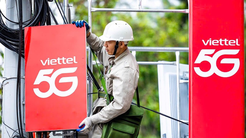 Kỹ thuật viên thi công các trạm phát sóng 5G.