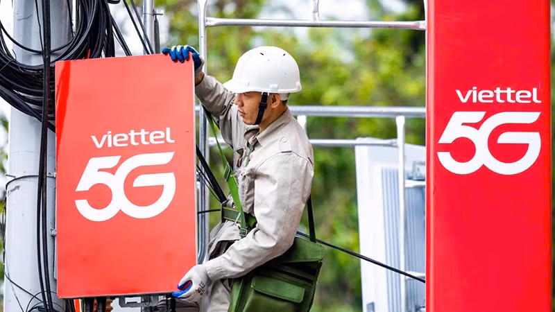 Kỹ thuật viên thi công các trạm phát sóng 5G.
