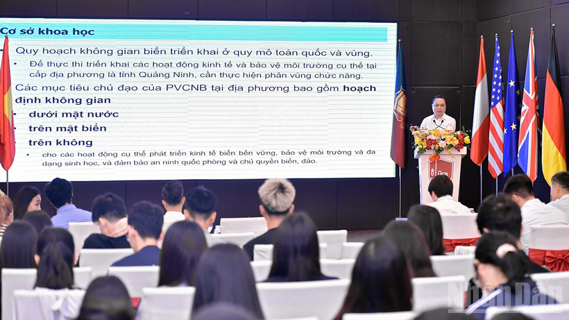 Các chuyên gia trình bày tham luận tại hội thảo.