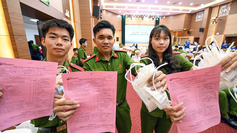 Đông đảo đoàn viên thanh niên các lực lượng tham gia chương trình.