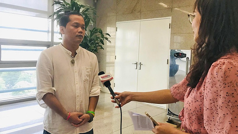 Ông Hoàng Hoa Trung trả lời phỏng vấn các đơn vị báo chí vào năm 2022.