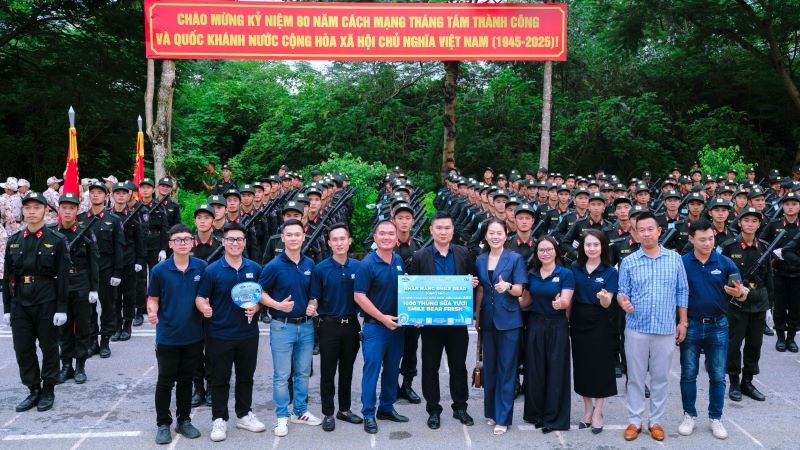Các cán bộ, chiến sĩ tiếp nhận nguồn lực hỗ trợ.