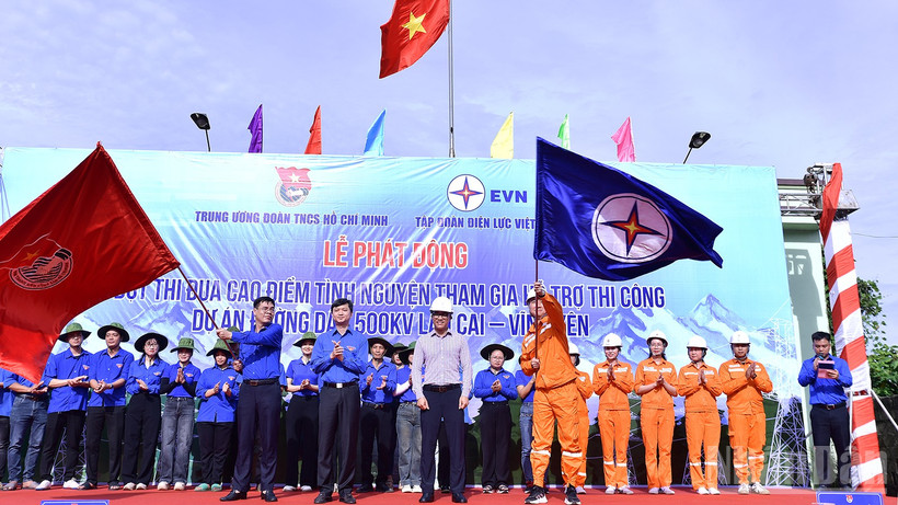 Bí thư Trung ương Đoàn, Chủ tịch Hội Sinh viên Việt Nam Nguyễn Minh Triết (thứ 2 từ trái sang, hàng đầu) cùng đại diện các đơn vị liên quan thực hiện nghi lễ phát động đợt cao điểm tại thôn Xả Hồ.