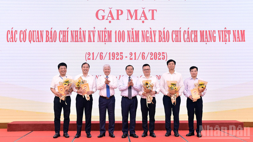 Đồng chí Đỗ Văn Chiến và đồng chí Lại Xuân Môn (thứ 3 và 4 từ trái sang) tặng hoa đại diện lãnh đạo các cơ quan báo chí tại chương trình.