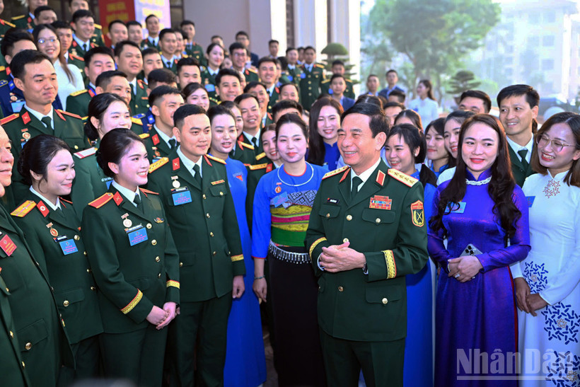 Đại tướng Phan Văn Giang trò chuyện, động viên các đại biểu đoàn viên thanh niên ưu tú bên lề Đại hội.