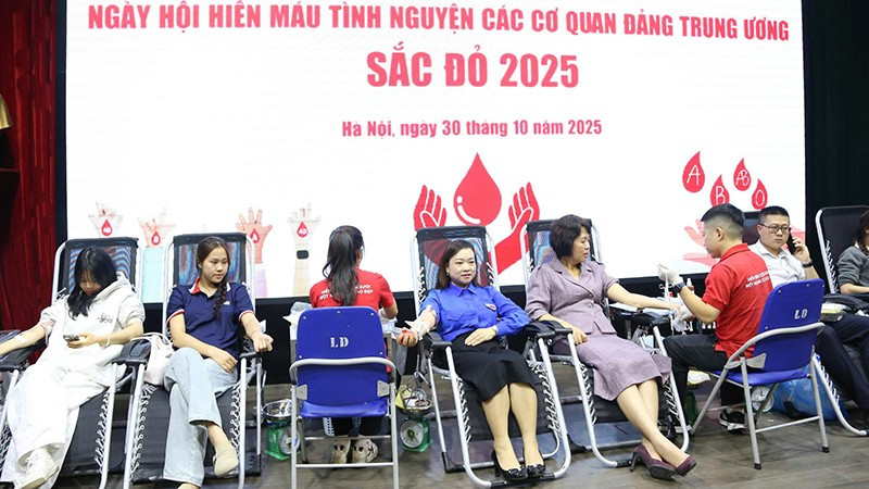 Phó Bí thư Thường trực Đảng ủy các cơ quan Đảng Trung ương Nguyễn Thị Hoàng Vân, Bí thư Đoàn Thanh niên các cơ quan Đảng Trung ương Trần Thị Ngọc Quỳnh (thứ 5 và 4 từ trái sang) cùng hiến máu với đoàn viên, thanh niên tại Ngày hội.