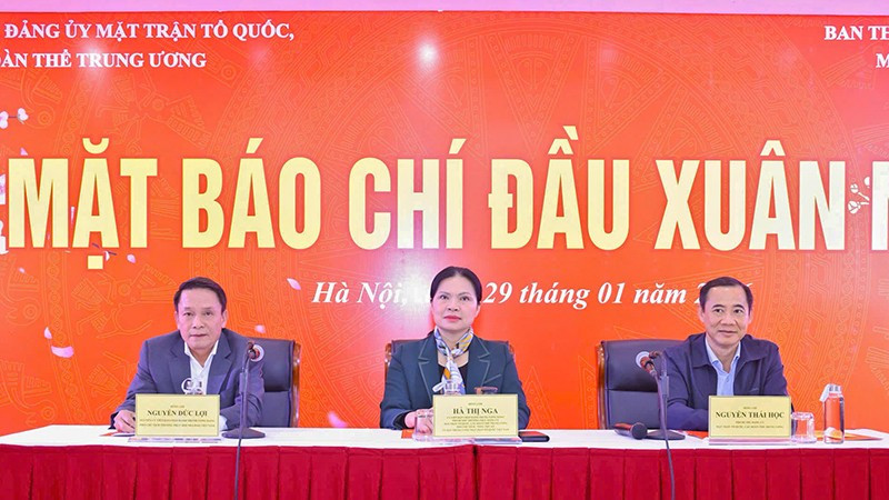 Đồng chí Hà Thị Nga (ở giữa) và các đồng chí đại diện lãnh đạo Đảng ủy Mặt trận Tổ quốc, các đoàn thể Trung ương điều hành chương trình gặp mặt báo chí.