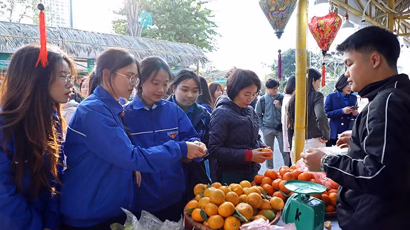 Đông đảo thanh niên, người dân Thủ đô đến với Triển lãm để mua sắm, thưởng thức các loại nông sản từ khắp mọi miền đất nước.