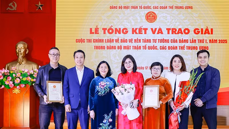 Đồng chí Bùi Thị Minh Hoài (thứ 3 từ trái sang) tặng hoa chúc mừng các tác giả, đại diện nhóm tác giả tiêu biểu tại buổi lễ.