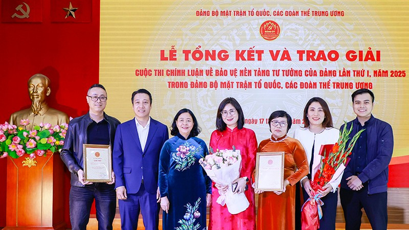 Đồng chí Bùi Thị Minh Hoài (thứ 3 từ trái sang) tặng hoa chúc mừng các tác giả, đại diện nhóm tác giả tiêu biểu tại buổi lễ.