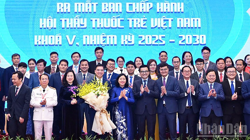 Đồng chí Bùi Thị Minh Hoài (thứ sáu từ phải sang, hàng đầu) tặng hoa chúc mừng Ban Chấp hành Trung ương Hội Thầy thuốc trẻ Việt Nam khóa năm, nhiệm kỳ 2025-2030.