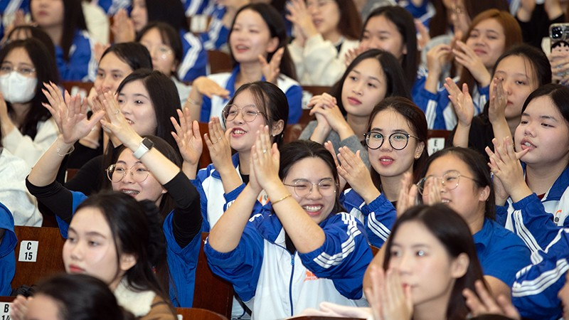 Đông đảo sinh viên đến tham gia tọa đàm.