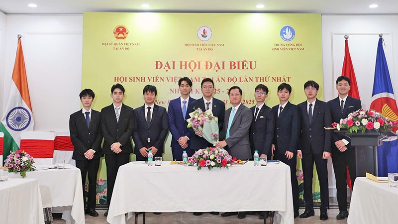 Đại sứ Nguyễn Thanh Hải (thứ 5 từ phải sang) tặng hoa chúc mừng Ban Chấp hành Hội Sinh viên Việt Nam tại Ấn Độ khóa I, nhiệm kỳ 2025-2027.