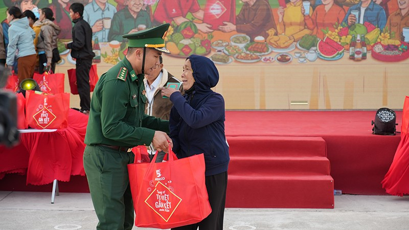 Cán bộ, chiến sĩ biên phòng trao quà tặng bà con nhân dân trong khuôn khổ chiến dịch "Chung vị Tết Việt-Gắn kết muôn miền" tại Đắk Lắk.