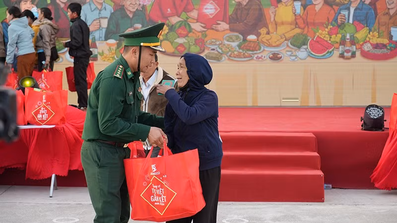 Cán bộ, chiến sĩ biên phòng trao quà tặng bà con nhân dân trong khuôn khổ chiến dịch "Chung vị Tết Việt-Gắn kết muôn miền" tại Đắk Lắk.