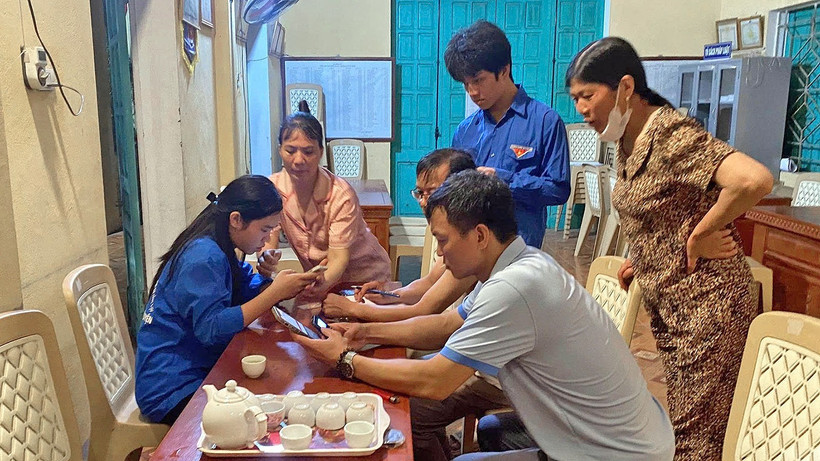 Đoàn viên, thanh niên tình nguyện "Bình dân học vụ số" hỗ trợ người dân.