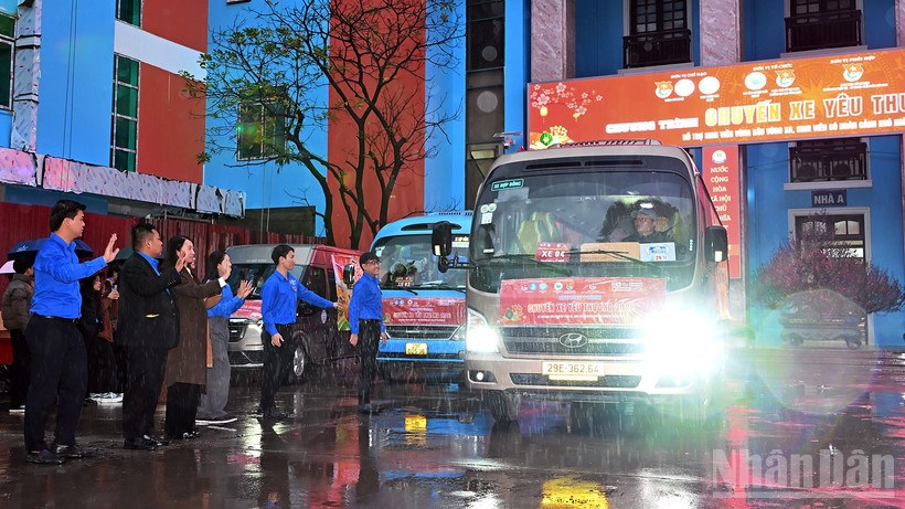 Đại diện Đoàn Thanh niên, Hội Sinh viên thành phố Hà Nội và các nhà trường, đơn vị liên quan tạm biệt 200 bạn trẻ lên đường về quê đón Tết cổ truyền trên những "Chuyến xe yêu thương" năm 2026.