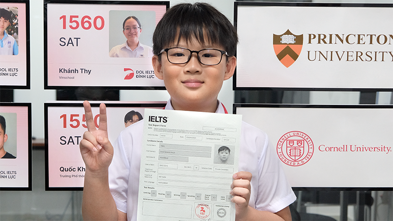 Trần Đình Hoàng Phúc với chứng nhận IELTS 8.0 của mình.