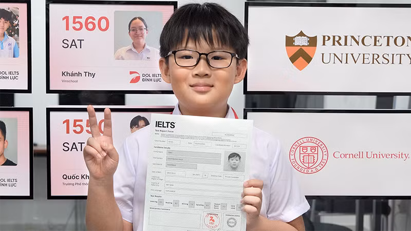 Trần Đình Hoàng Phúc với chứng nhận IELTS 8.0 của mình.