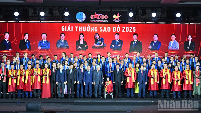 Đồng chí Đỗ Văn Chiến và đại diện các ban, bộ, ngành cùng Top100, Top30 "Doanh nhân trẻ Việt Nam tiêu biểu", 10 "Doanh nhân trẻ Việt Nam xuất sắc" năm 2025.