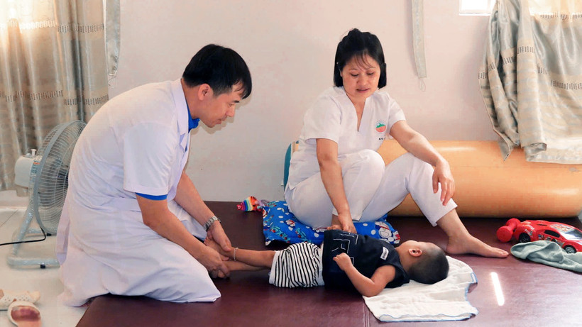 Các y, bác sĩ trẻ tình nguyện thăm khám dinh dưỡng cho thiếu nhi tại Trung tâm Bảo trợ Xã hội số 1 (Hà Nội).