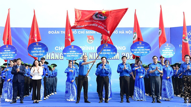 Đồng chí Nguyễn Minh Triết, Ủy viên dự khuyết Trung ương Đảng, Bí thư Thường trực Trung ương Đoàn (thứ 4 từ phải sang, hàng đầu) cùng đại diện Đoàn Thanh niên thành phố Hà Nội và các đơn vị liên quan thực hiện nghi thức khởi động Tháng Thanh niên của tuổi trẻ Thủ đô.